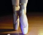 I piedi di una ballerina con le scarpe di balletto, le scarpette da punta
