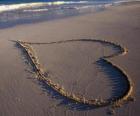 Grande cuore disegnato nella sabbia