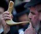 Uomo che suona il shofar. Strumento musicale del vento tipico delle festività ebraiche