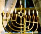 Candelabro ad nove bracci con candele accese, un Chanukkià utilizatto nella celebrazione dil Hanukkah