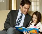 Papa aiutando lettura a sua figlia
