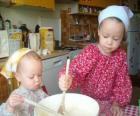 I bambini preparano una torta come un regalo a sorpresa per la mamma