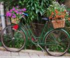 Bicicletta con ceste piene di fiori