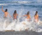 Ragazze di balneazione in mare