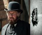 Latham Cole (Tom Wilkinson) nel film Lone Ranger