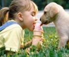 Ragazza e il cane un gelato di condivisione