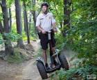 Segway, un dispositivo di trasporto personale che sfrutta un'innovativa combinazione di informatica, elettronica e meccanica