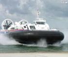 Hovercraft o aeroscafo, un veicolo in grado di viaggiare su terra, acqua, fango o ghiaccio