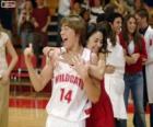 Gabriella Montez abbraccia Troy Bolton