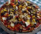 Pizza con olive e peperoni