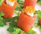 Canapè con salmone affumicato e formaggio fresco. Le canapè è un piccolo antipasto