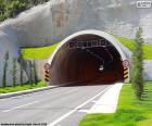 Bocca o l'ingresso di un tunnel per il traffico dei veicoli a motore
