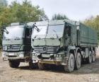 Due camion militari Mercedes-Benz, uno di loro corazzato