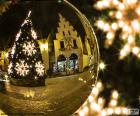 Riflessa di un albero di Natale su un pallone d'oro