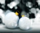 Due sfere di natale bianco decorato con il simbolo del ghiaccio o neve