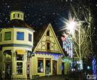 Strada con luci di Natale