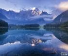 Bella foto di un lago delle Alpi