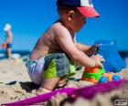 Bambino gioca sulla spiaggia