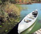 Una canoa è una piccola barca che si muove con pale o remi. Le canoe sono puntate su entrambe le estremità
