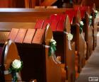 I banchi di Chiesa ornati di fiori per un matrimonio