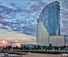 Hotel W Barcelona, è un hotel di lusso, situato di fronte alla spiaggia di Barceloneta e progettato dall'architetto Ricardo Bofill