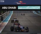 Egli pilota russo Daniil Kvyat durante la sua partecipazione nel Gran Premio di Abu Dhabi 2016, pilotando il suo Toro Rosso