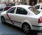 Taxi da Madrid, sono di colore bianco, con una fascia rossa alla porta e un segno di "TAXI"