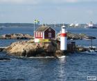 Faro di Gaveskar sulla piccola isola rocciosa nell'arcipelago nel mare del Nord a Gothenburg, Svezia