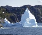 Immagine di un iceberg, una grande massa di ghiaccio galleggiante in mare