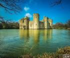 Il castello di Bodiam è un castello a base quadrangolare situato nell'East Sussex, Inghilterra