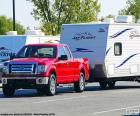 Pick-up rosso con camper