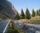 Fiume, strada di montagna