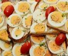 Un delizioso pane tostato all'uovo con pomodoro