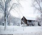 Un paesaggio invernale con un granaio innevato