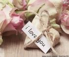 Cuore con una carta di "I LOVE YOU" legato con una spago