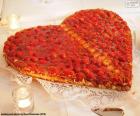 Una ricca torta di fragole a forma di cuore per festeggiare il giorno di San Valentino