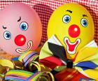 Due palloncini con faccia clown e altri oggetti per una festa di bambini
