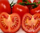 Un pomodoro maturo diviso a metà, il pomodoro viene consumato tutto il mondo