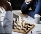 Due giovani durante una partita di scacchi