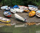 Diverse Barche parcheggiate sul bordo di un lago