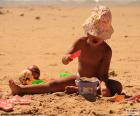 Ragazza che gioca sulla spiaggia