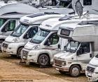 Diversi camper o motorhomes parcheggiato in una zona di riposo, un buon modo per viaggiare in vacanza