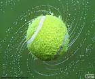 Palla da tennis bagnato
