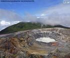 Bella immagine del cratere principale del vulcano Poás, situato a 2708 metri sul livello del mare, Costa Rica