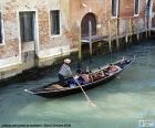 Il gondoliere è la persona che gestisce o governa una gondola, una barca a remi tradizionale da Venezia
