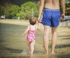Padre e figlia sulla spiaggia