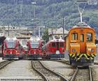 Diversi treni parcheggiati in una stazione