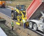 Lavoratori che lavorano su un'autostrada