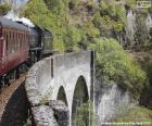 Treno che passa attraverso un viadotto