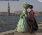 Una coppia elegante con i costumi classici del Carnevale di Venezia